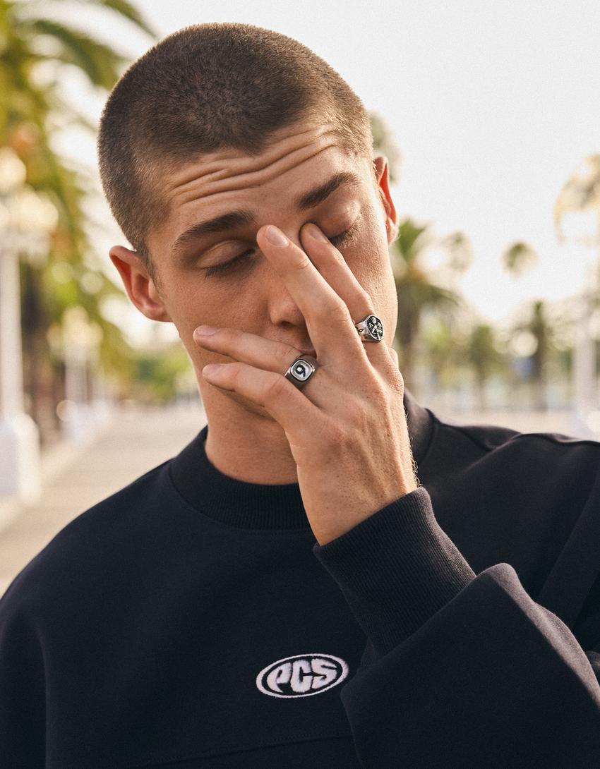 Round neck patch sweatshirt-Navy