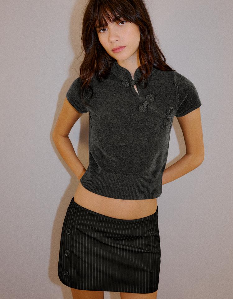 Short sleeve knit jumper with clasp — Dark grey