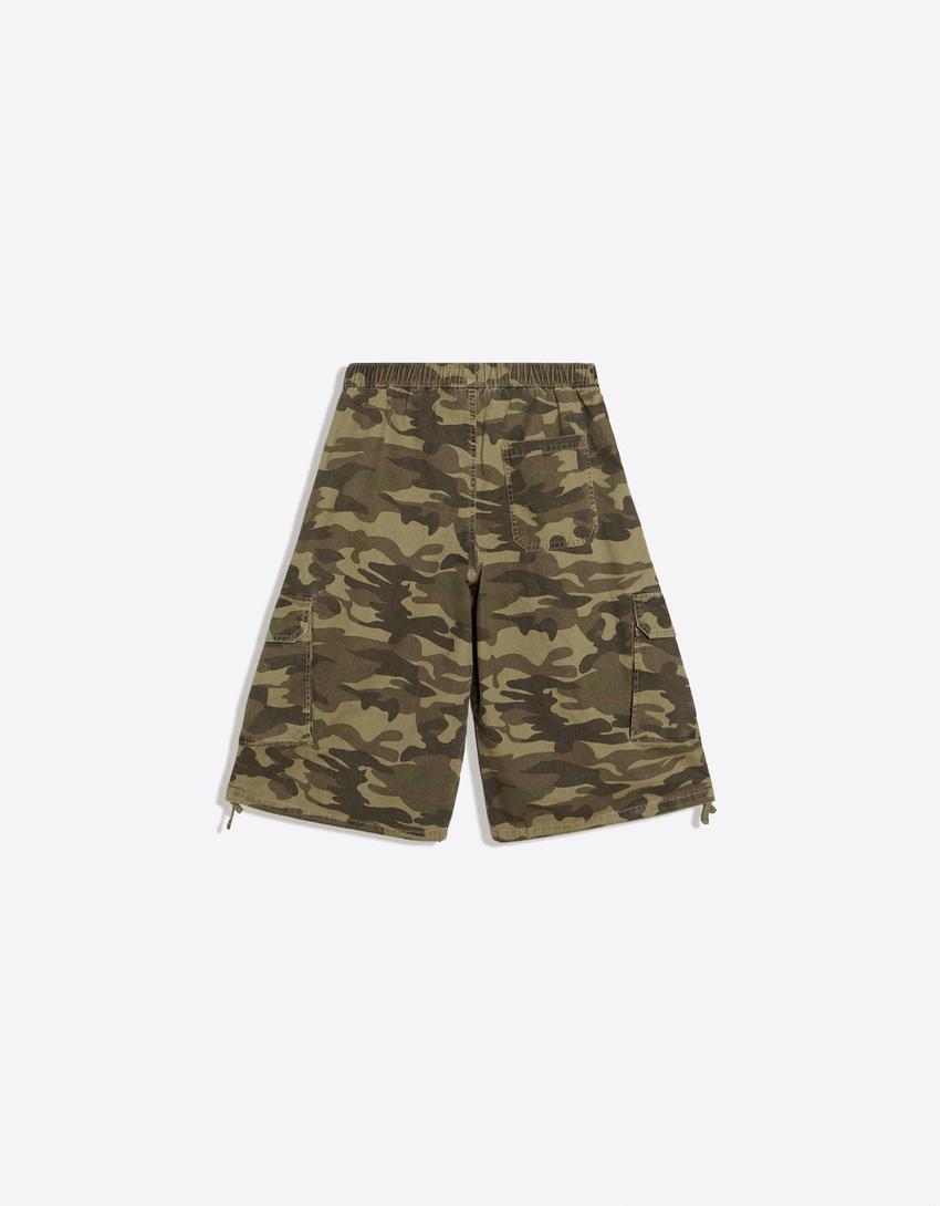 Printed cargo Bermuda shorts-Khaki