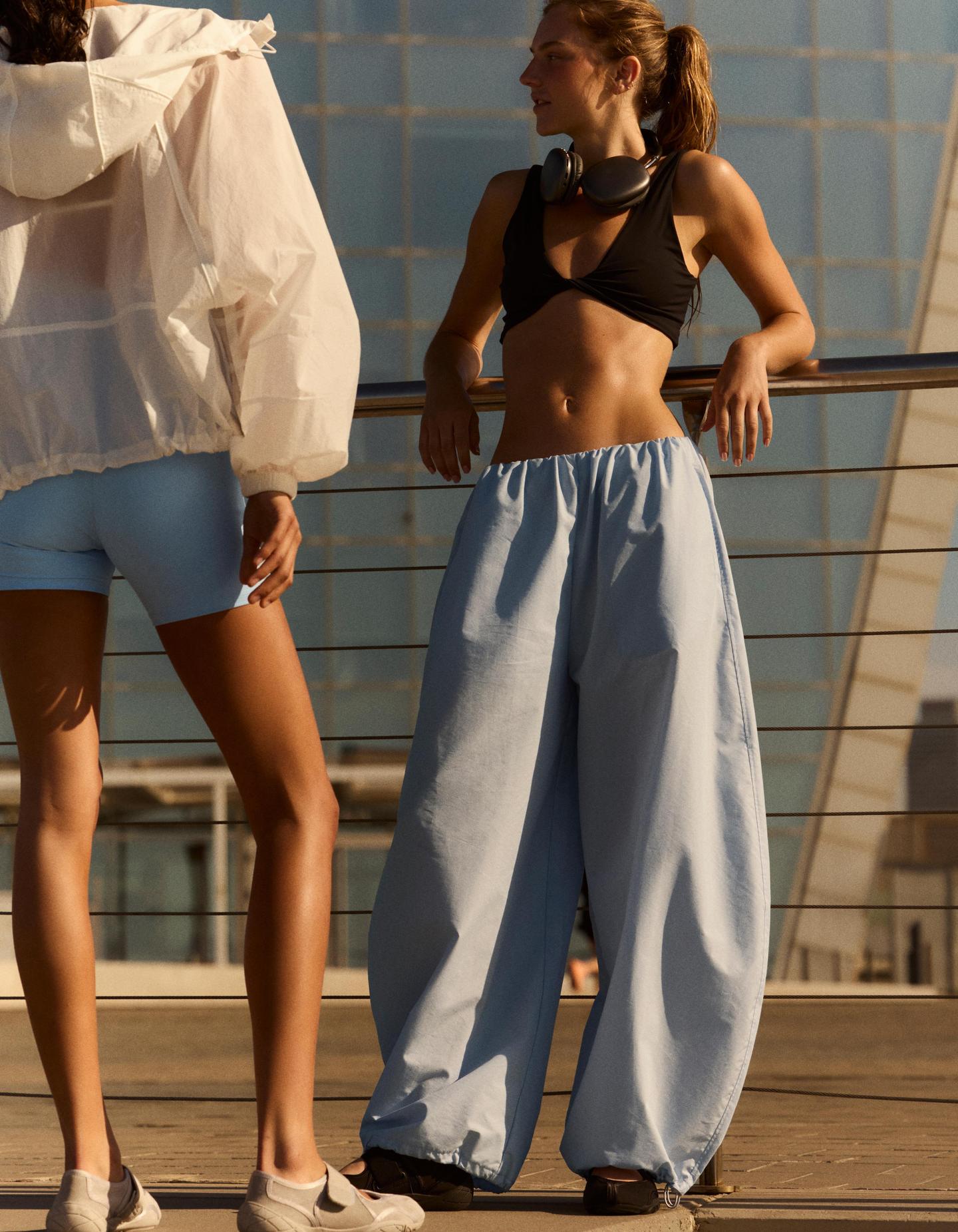 Bershka techniczne spodnie parachute niebieski
