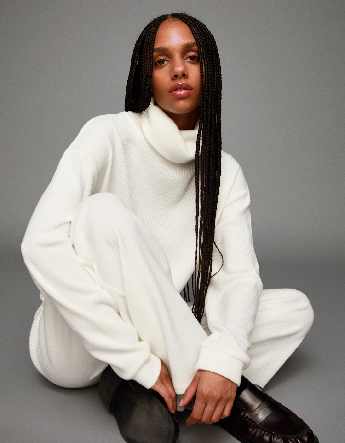 Bershka sweter z golfem rib kremowy