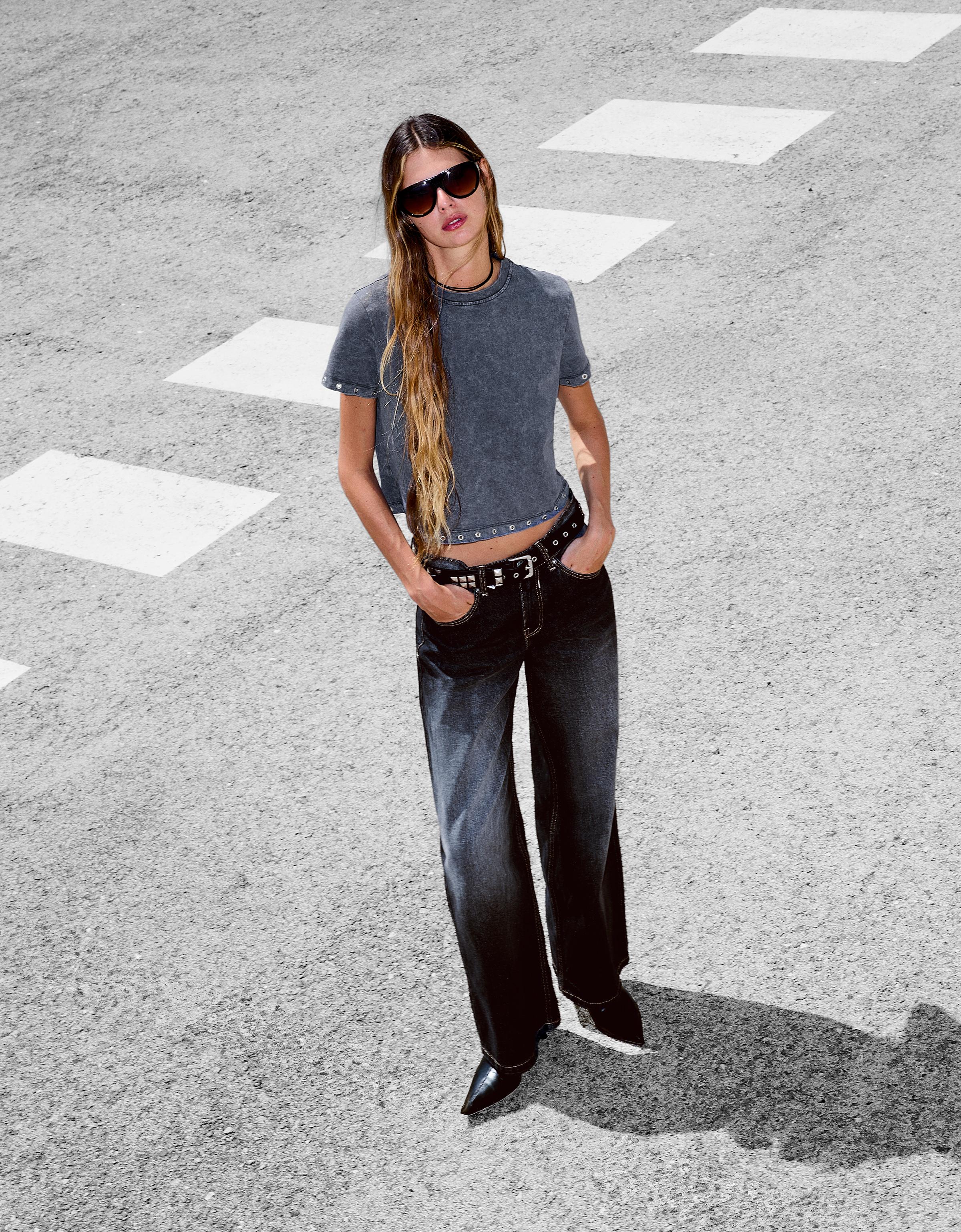 Bershka T-Shirt Mit Kurzen Ärmeln Und Ösen Damen S Dunkelgrau