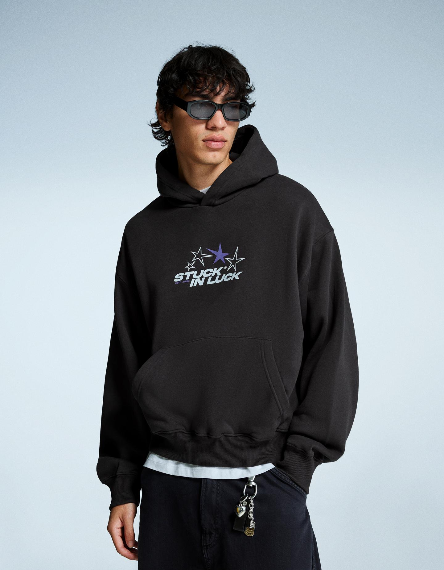 Bershka bluza z kapturem i nadrukiem ciemnoszary