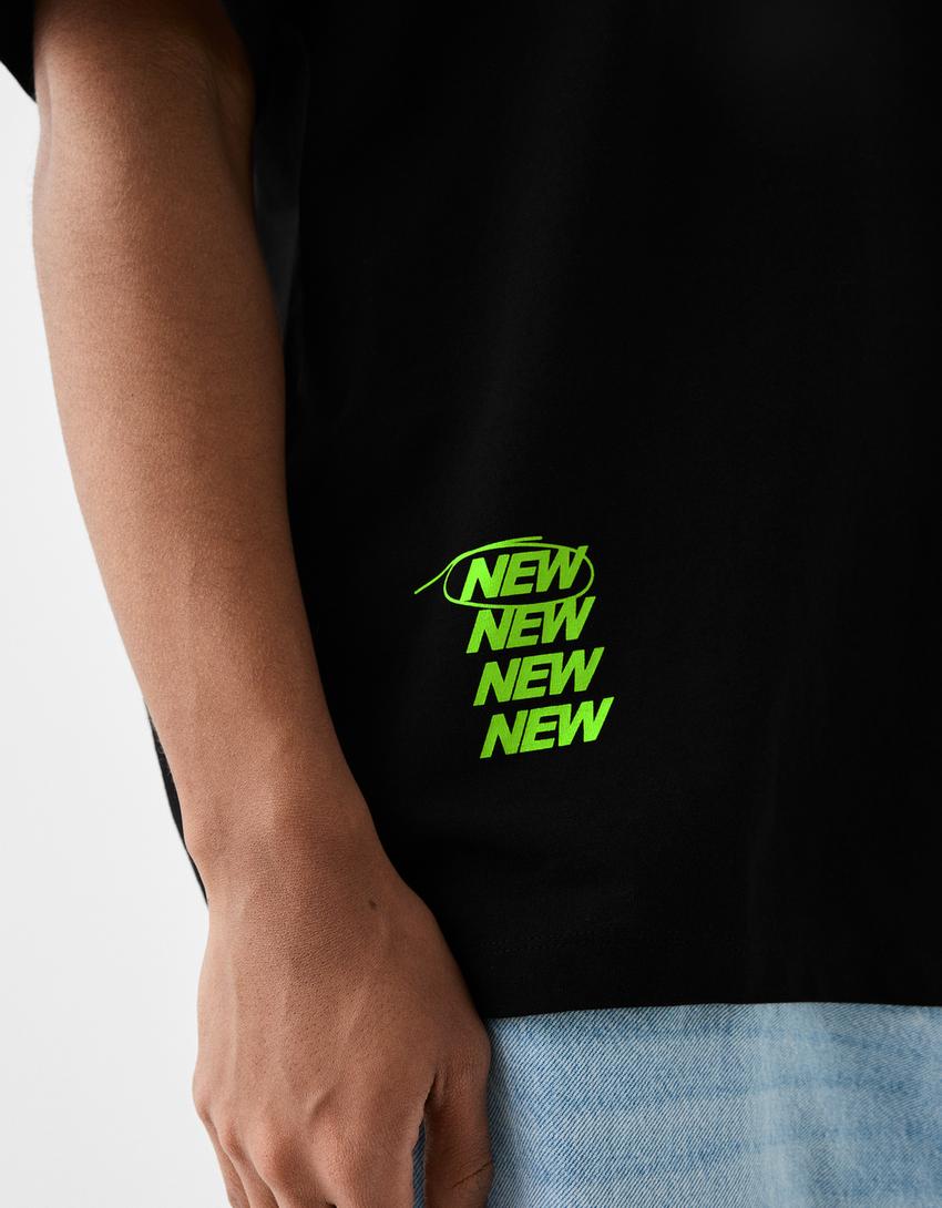 تيشرت بقصّة مربعة وأكمام قصيرة وطبعة-أسود-6