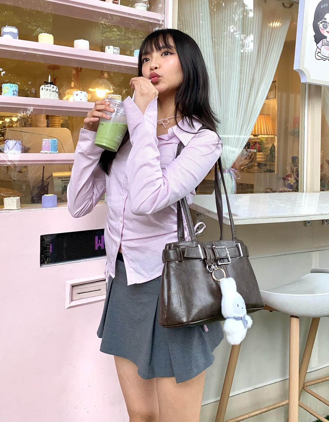 Fitted shirt with gathered side
