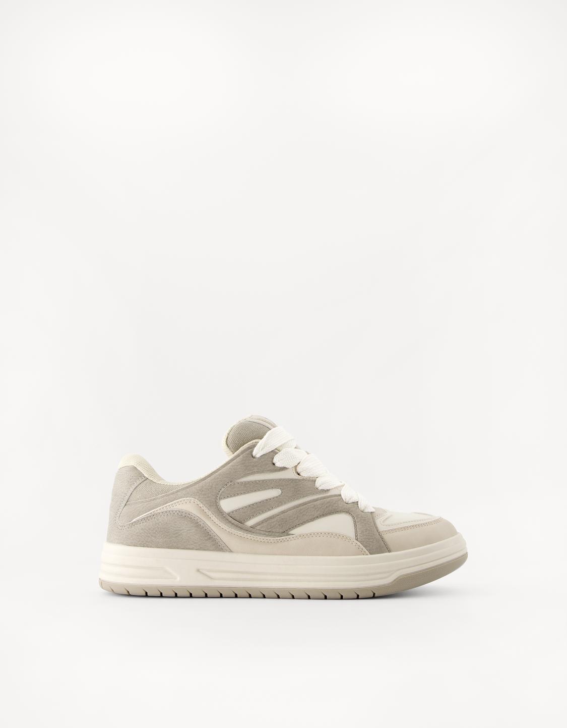 Contrast skater trainers