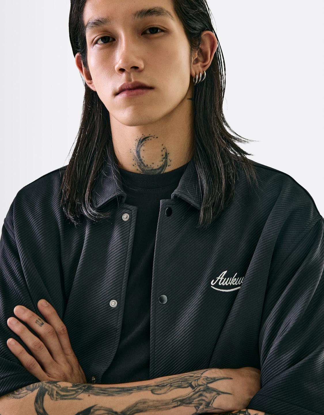 Embroidered short sleeve shirt