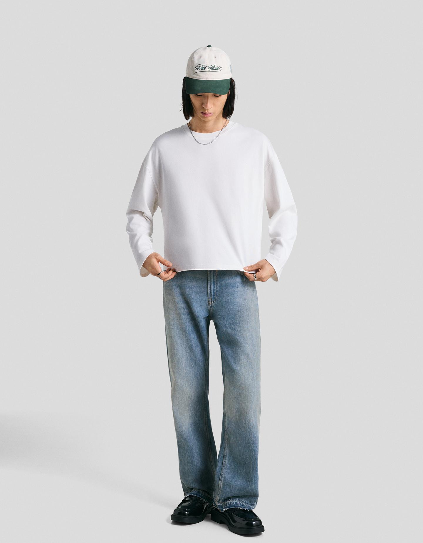 Bershka jeansy o kroju flare straight wyblakły niebieski