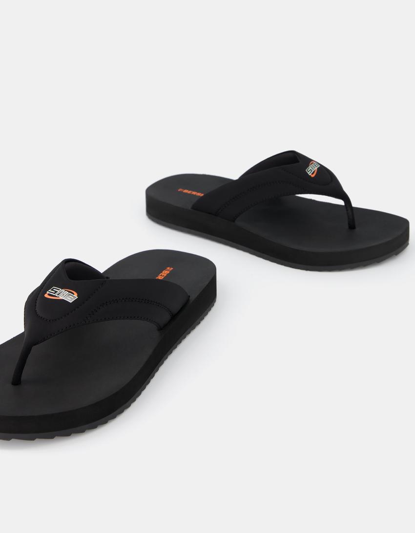 صندل بأحزمة ومظهر مطاطي-أسود