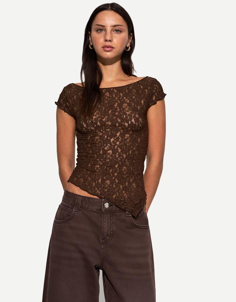 Kısa kollu ve asimetrik dantel t-shirt