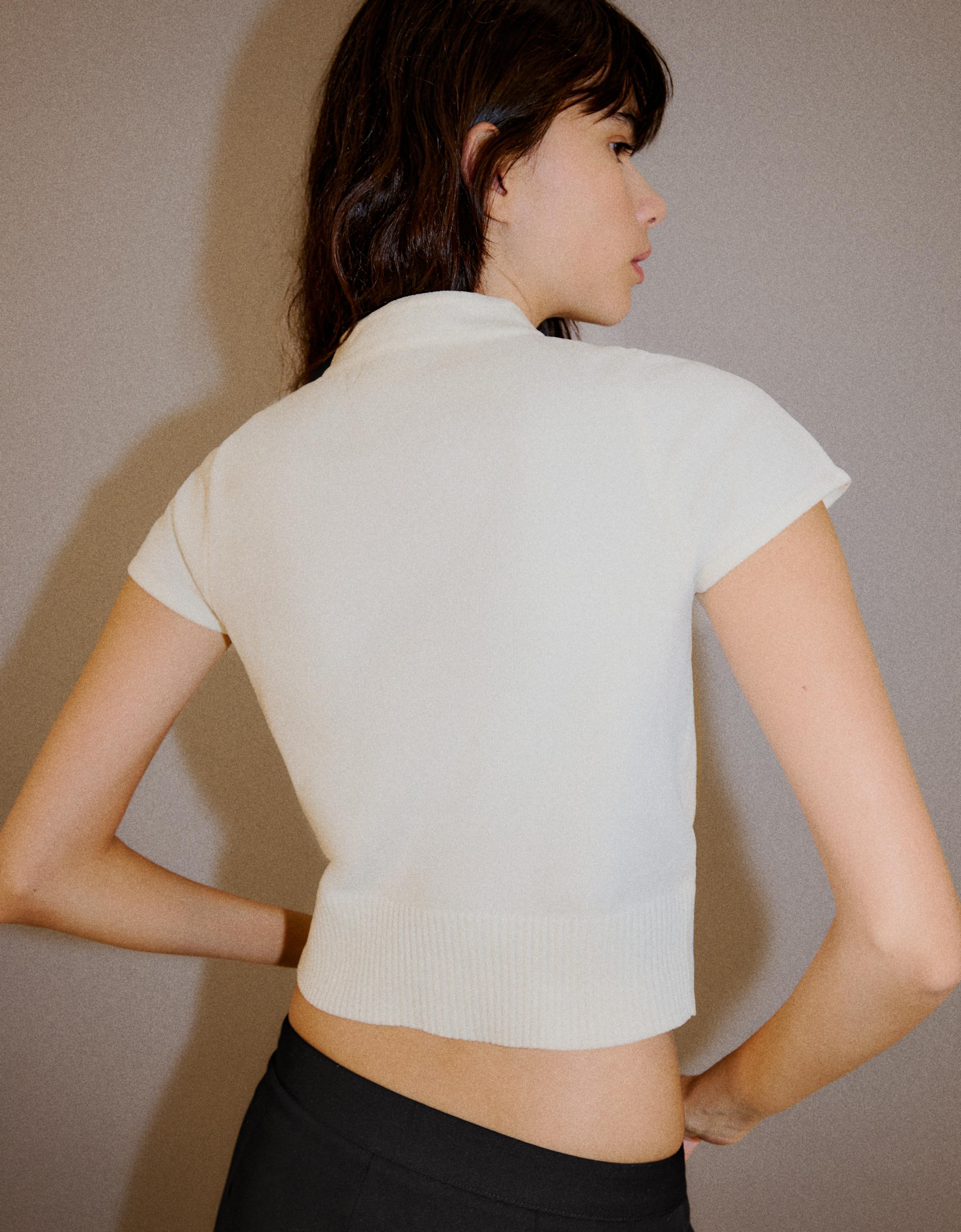 Short sleeve knit jumper with clasps — Cream