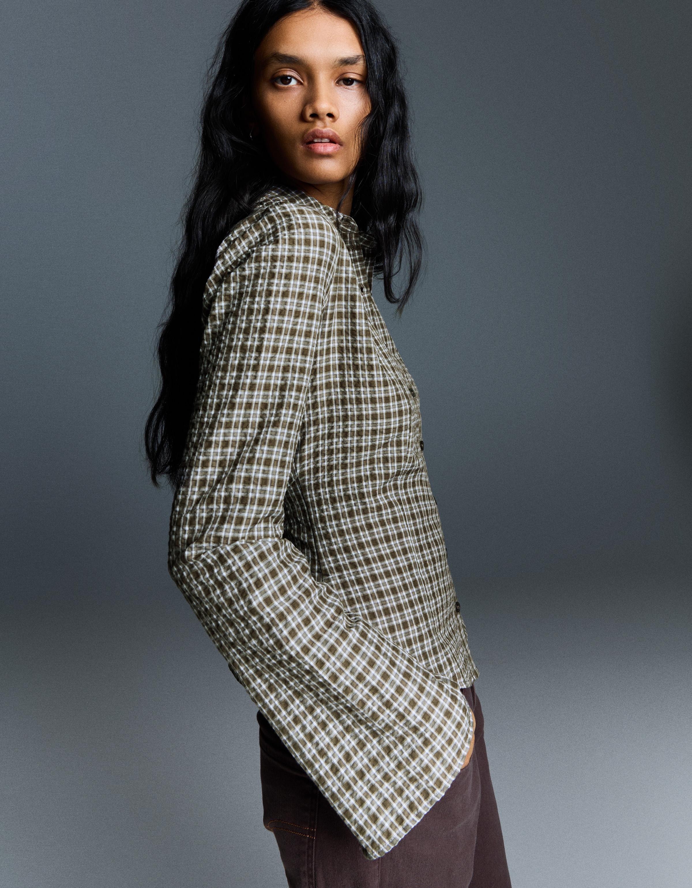 Bershka Figurbetonte Bluse Mit Trompetenärmeln Damen S Khaki