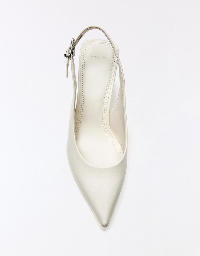 Chaussures à talon kitten heel ouvertes à l'arrière-Écru