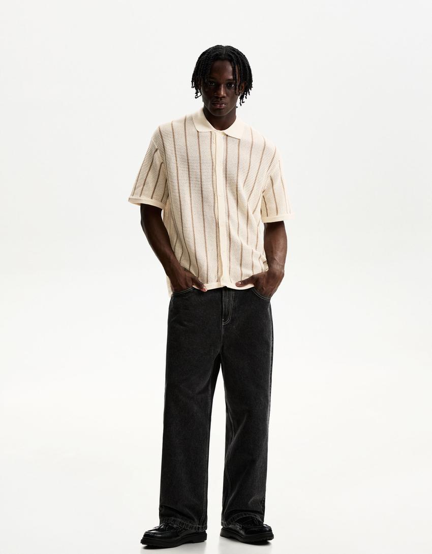 قميص مخطط بأكمام قصيرة وملمس بارز-رملي