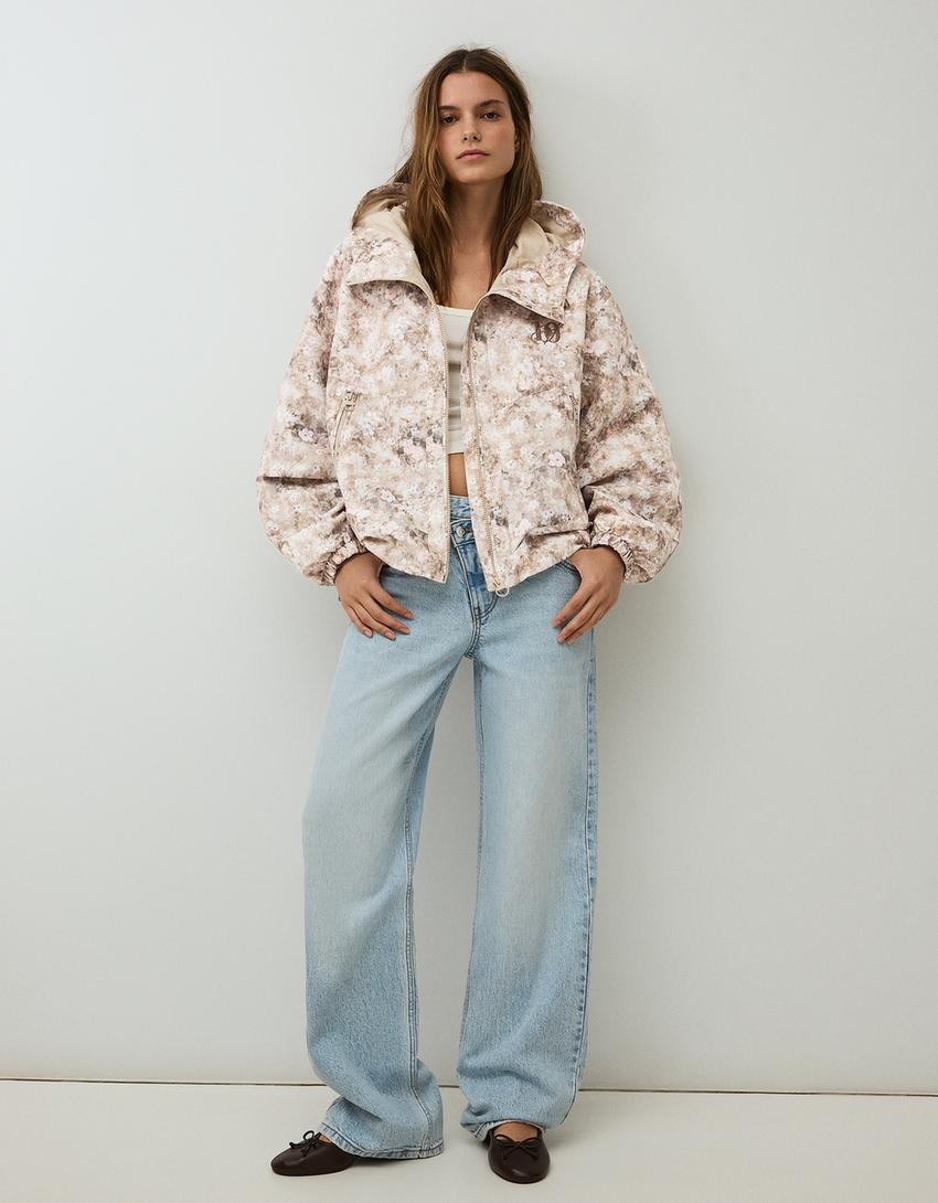 Wasserfeste und winddichte Jacke mit Kapuze und Print-Beige