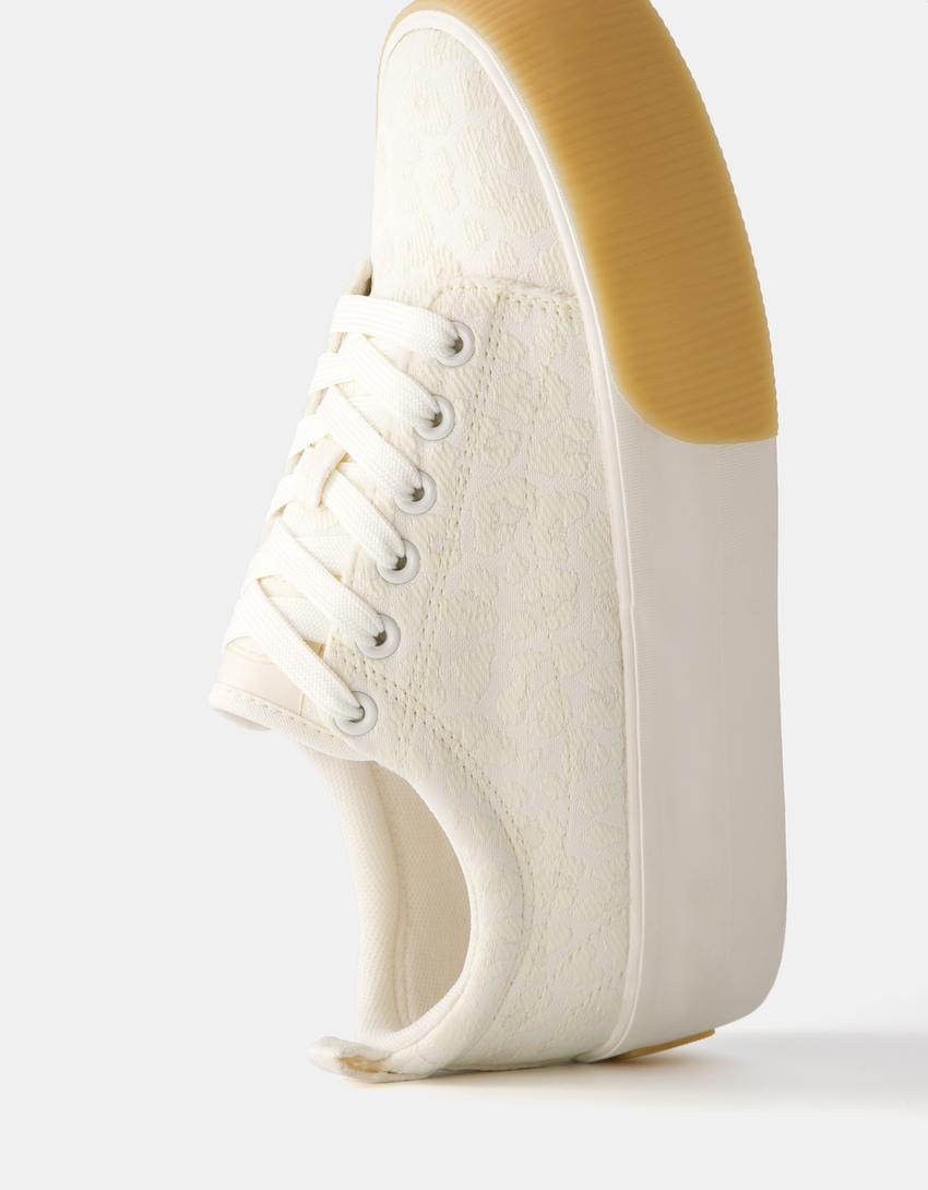 حذاء رياضي بنعل عال وتفصيل بروكيد ومقدمة بلون كراميل-بيج فاتح