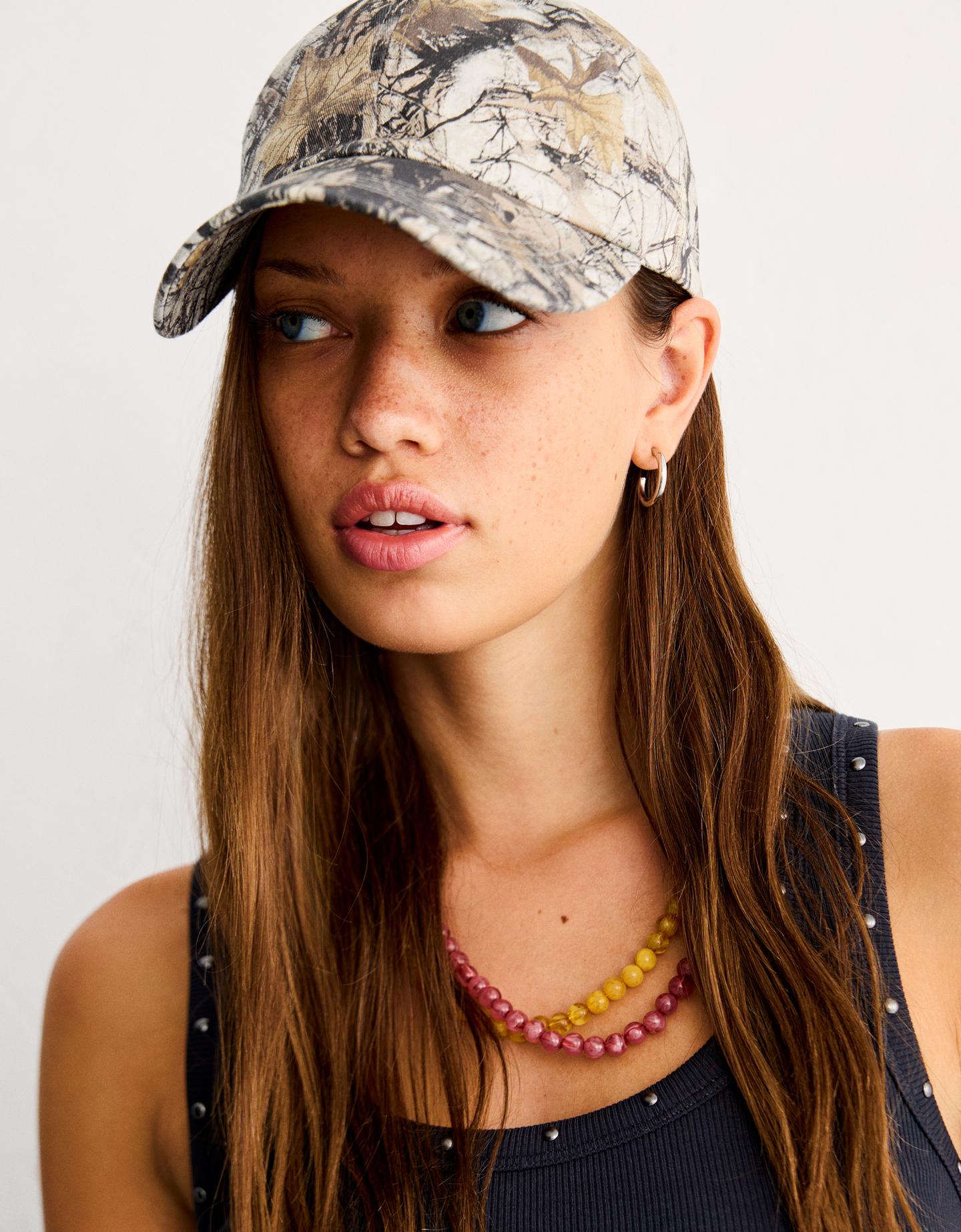 Bershka czapka z nadrukiem szary