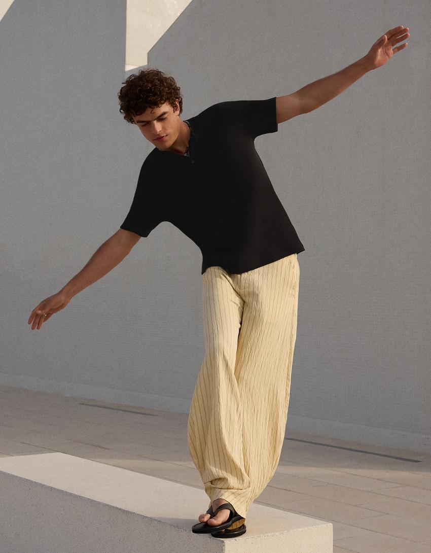 Kurzarm-T-Shirt mit Rundausschnitt mit Knopfleiste und Waffelstruktur-Schwarz