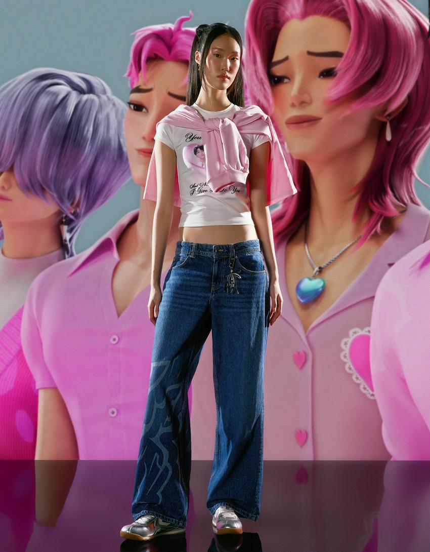 جينز بطبعة K-Pop Demon Hunters Saja Boys الواسع-أزرق