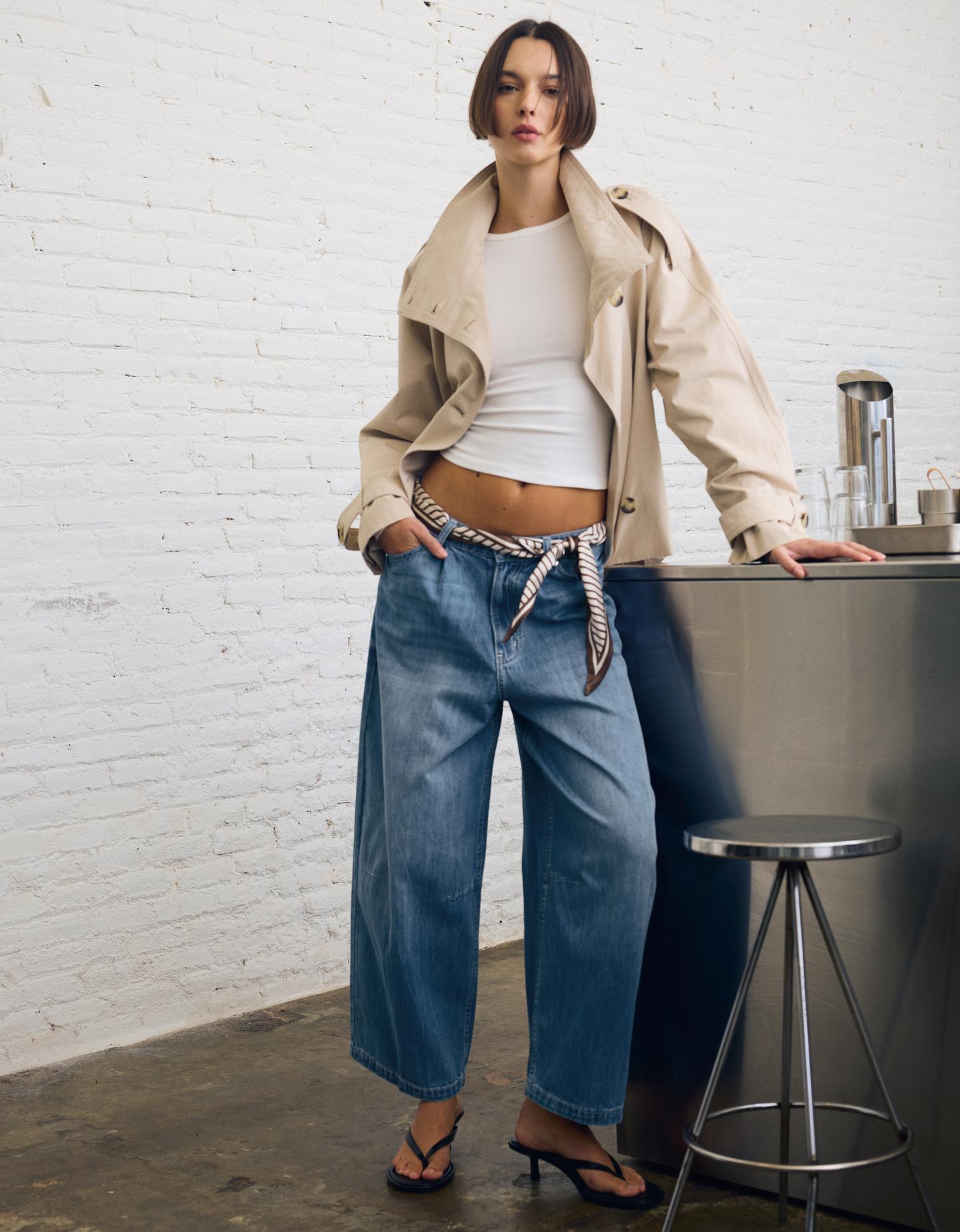 Bershka jeansy o kroju barrel o krótszym kroju wyblakły niebieski
