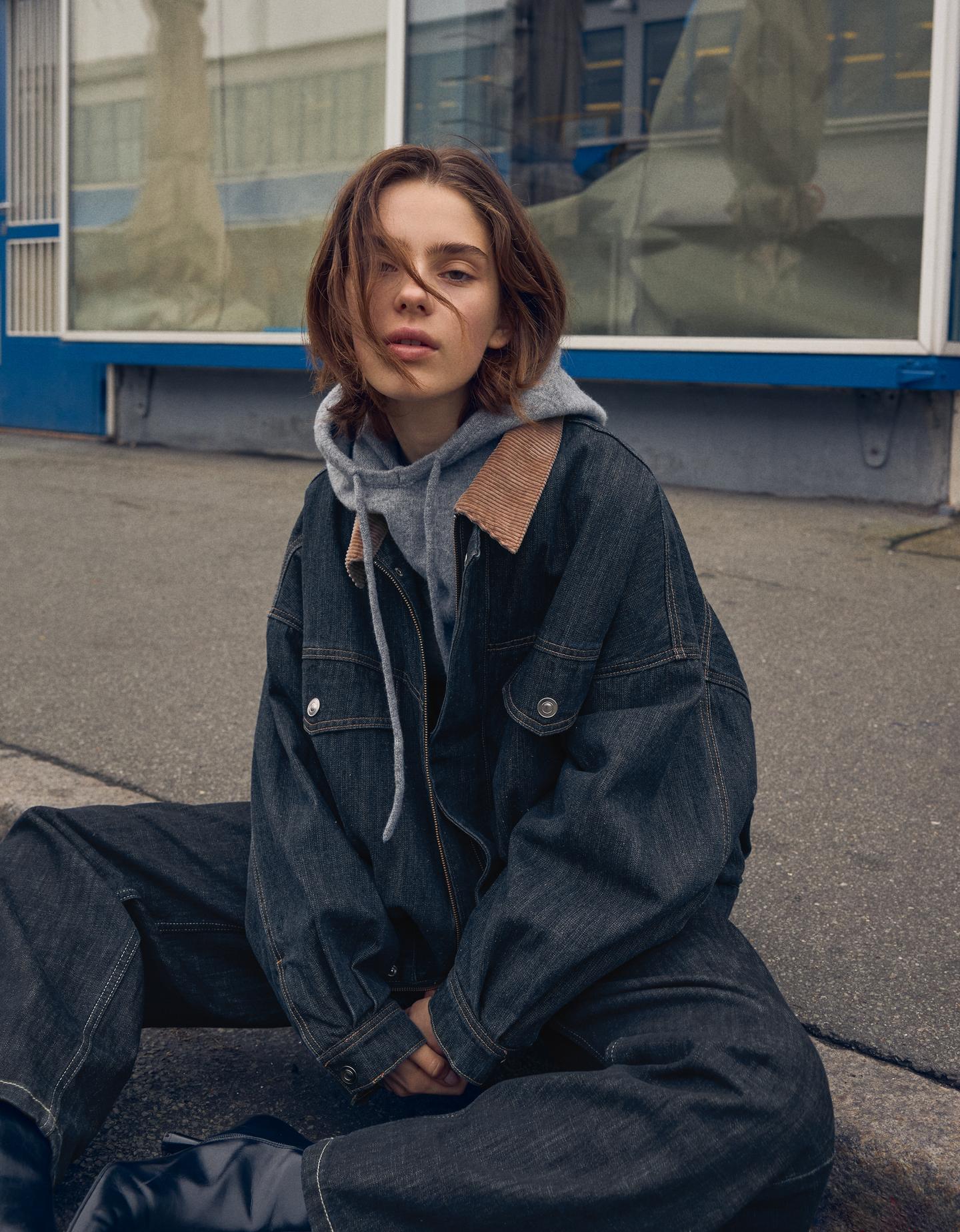 Bershka kurtka jeansowa oversize z kontrastowym kołnierzem granatowy