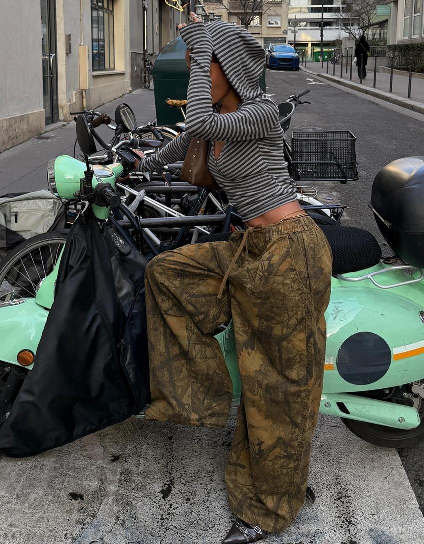 Kargo pantalone sa padobranskim printom-Zelena