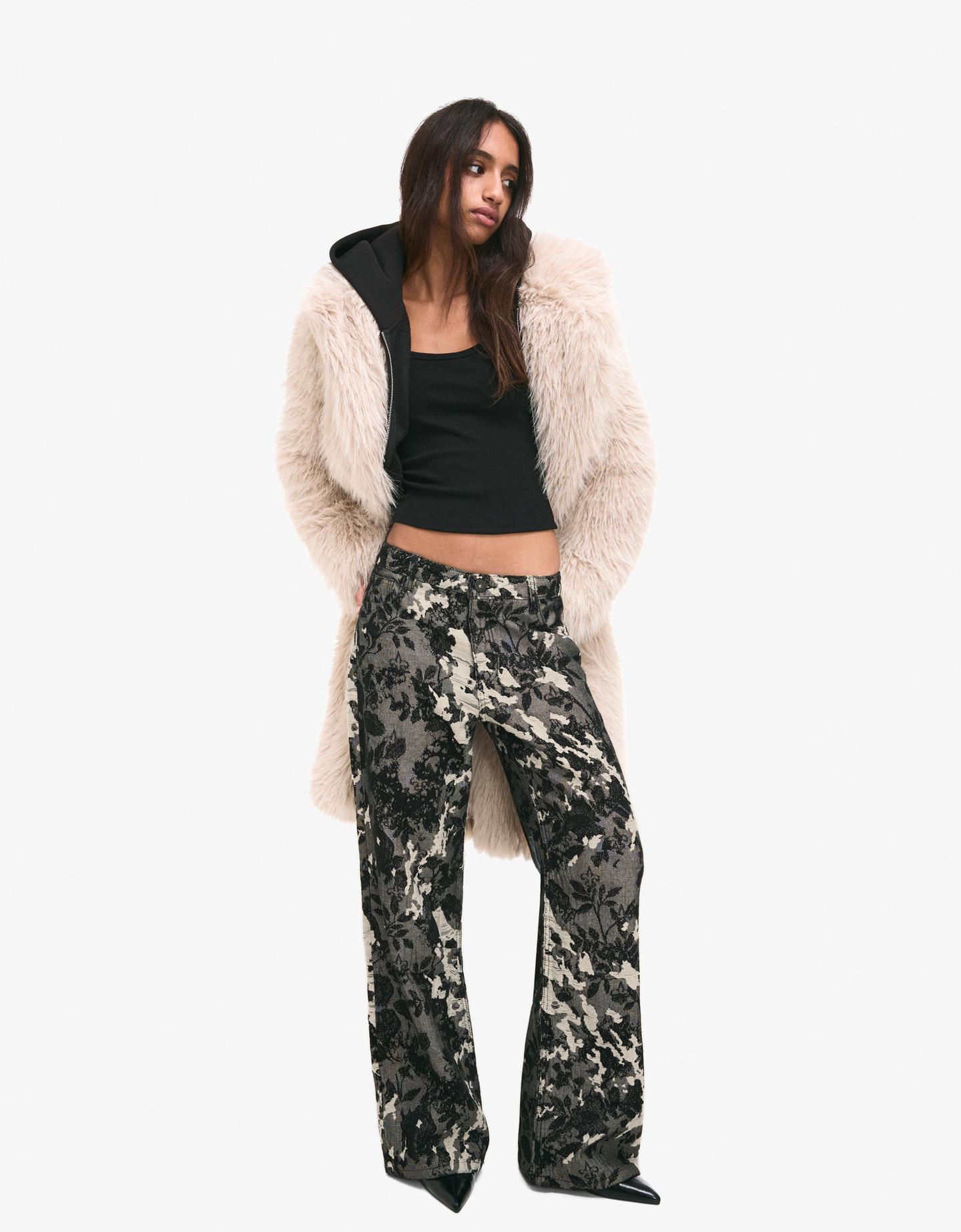 Bershka jeansy o kroju baggy z żakardowym nadrukiem czarny
