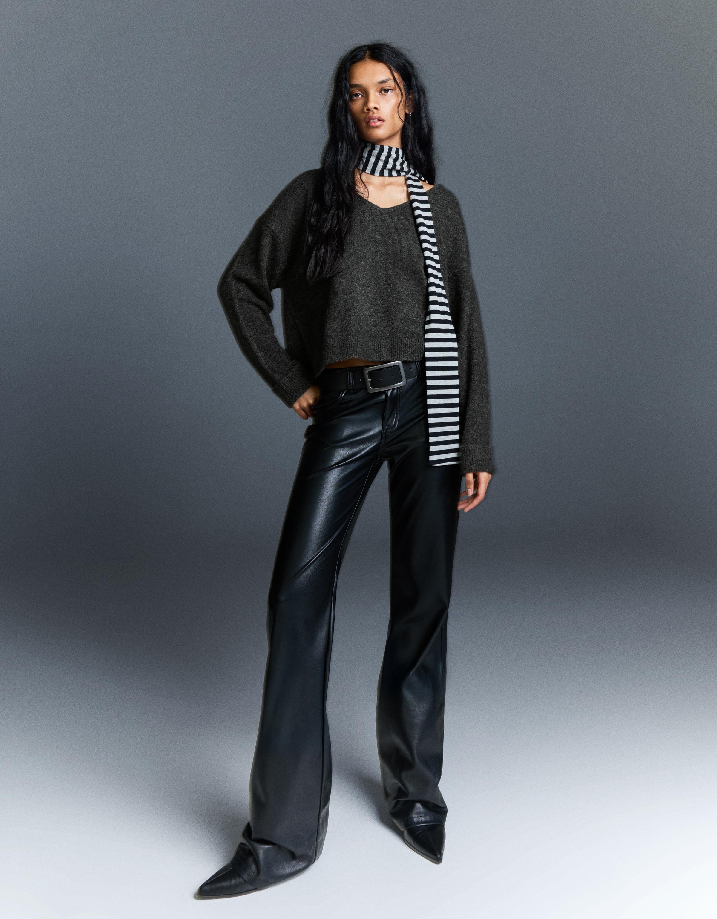 Bershka Pullover Mit V-Ausschnitt Und Soft-Touch-Finish Damen L Dunkelgrau