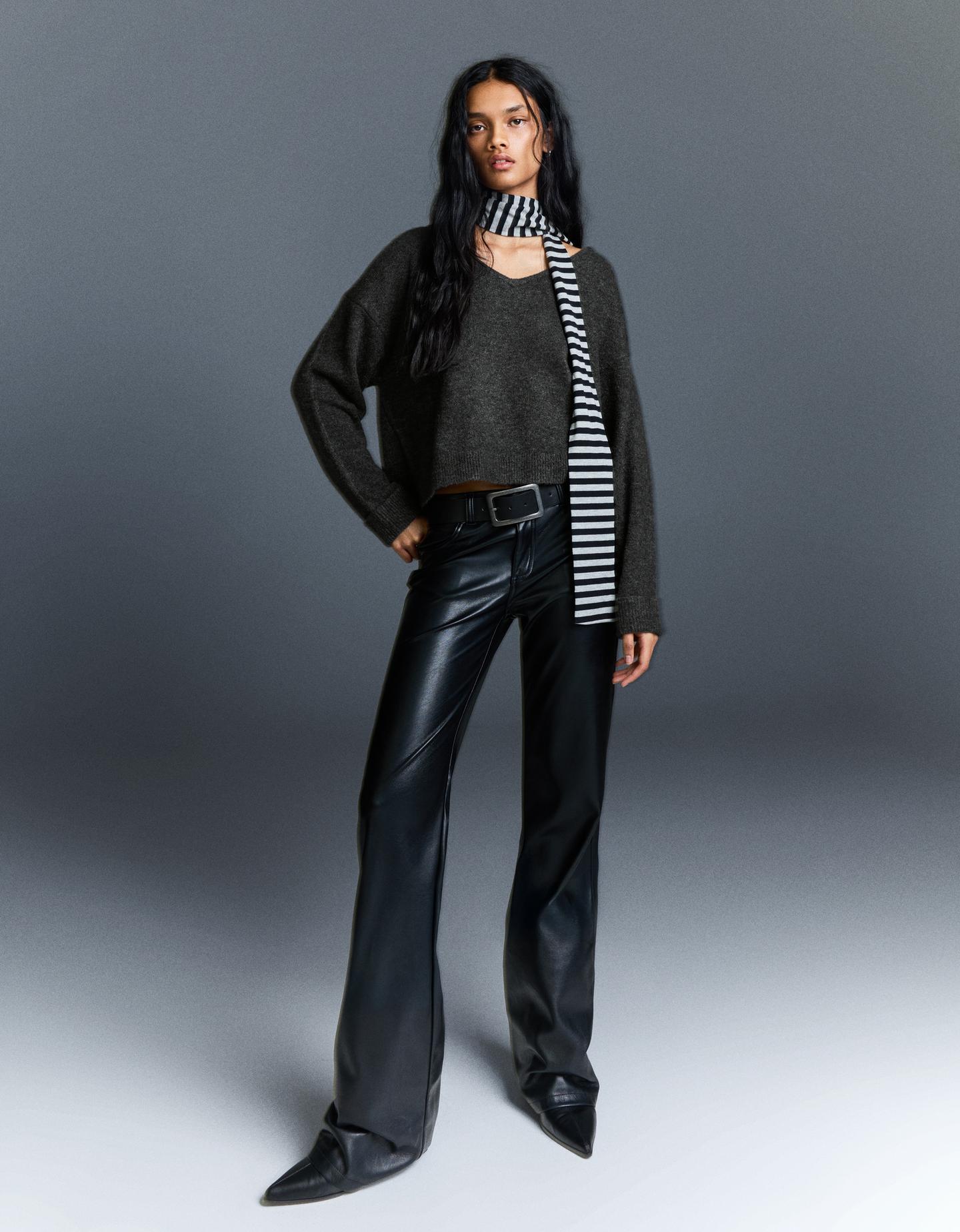 Bershka sweter z dekoltem w serek soft touch ciemnoszary