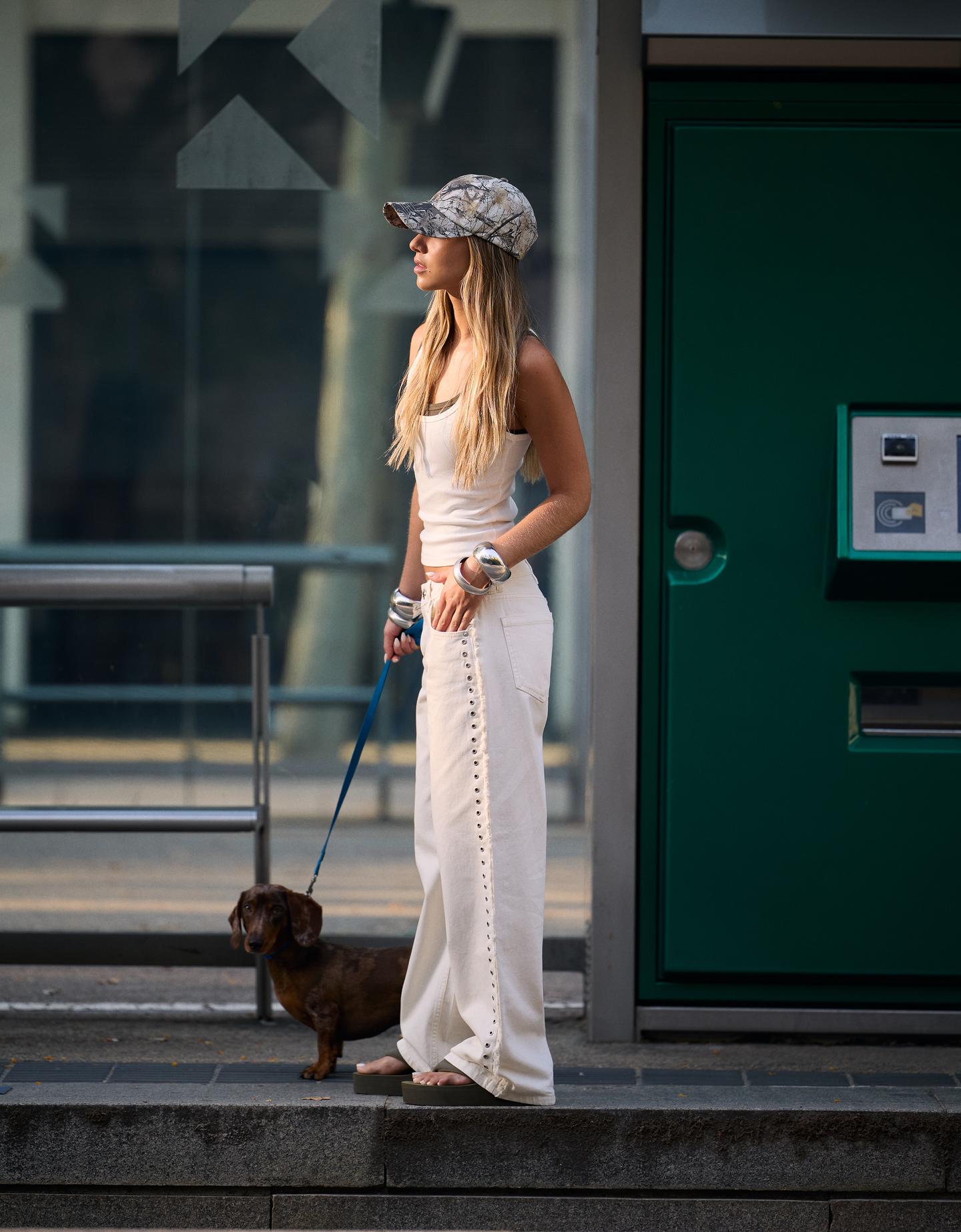 Bershka proste spodnie z oczkami i postrzępieniami biały