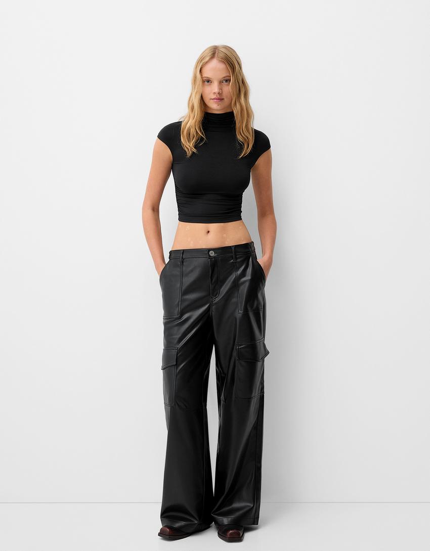 Pantalón cargo efecto piel-Negro