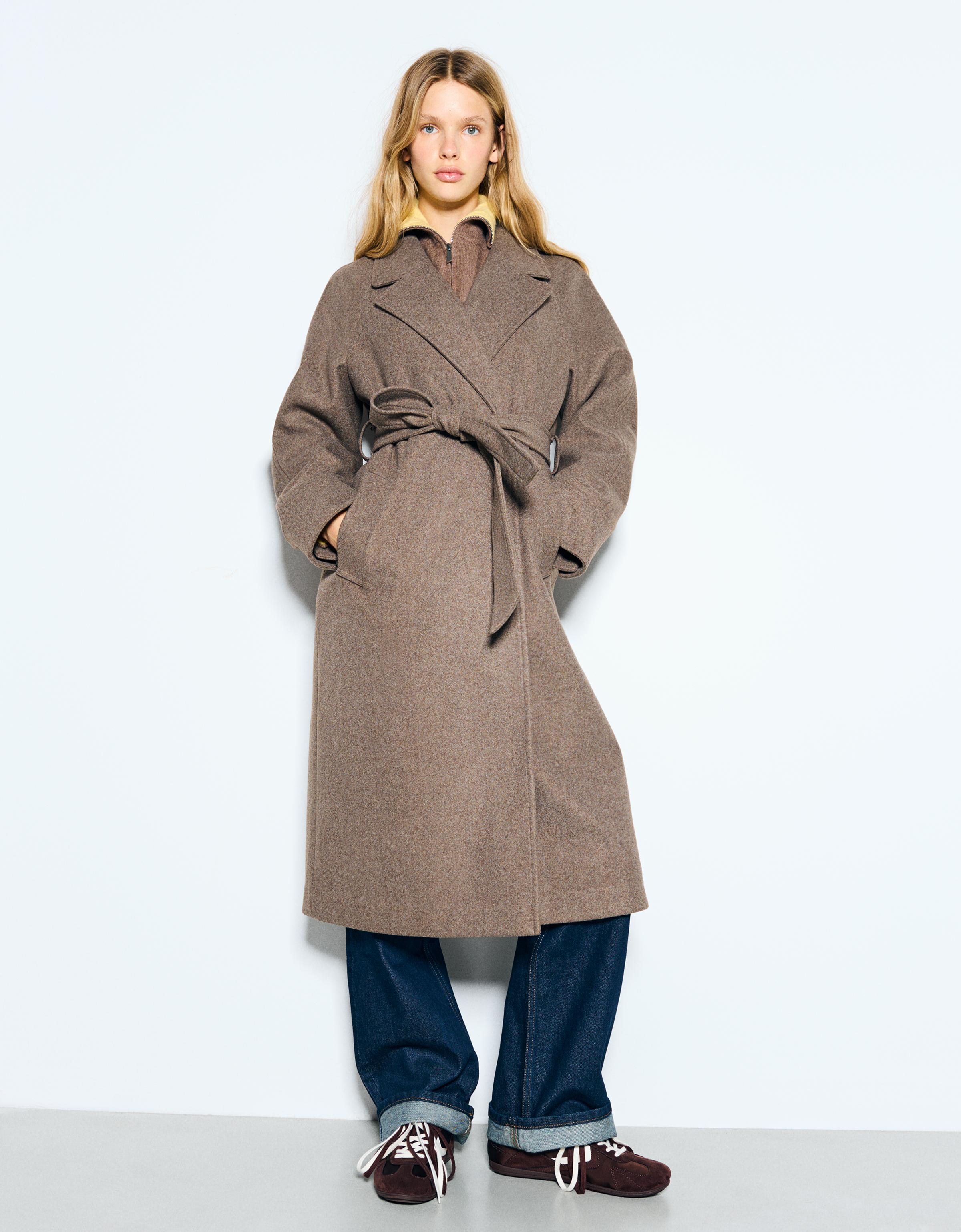 Bershka Długi Płaszcz Soft Touch Z Paskiem Kobieta Brązowy