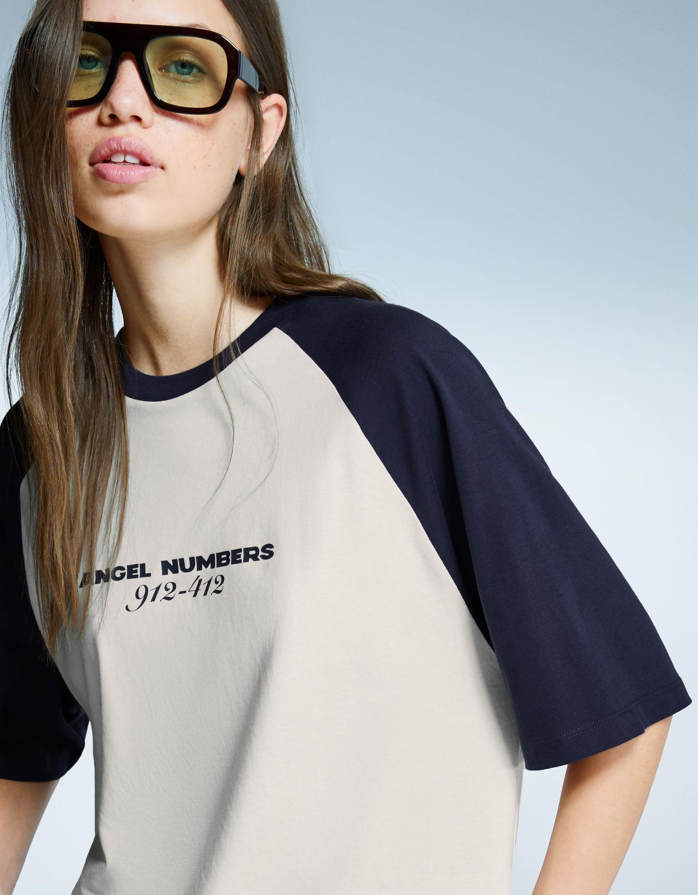 Bershka koszulka z krótkim rękawem i nadrukiem granatowy