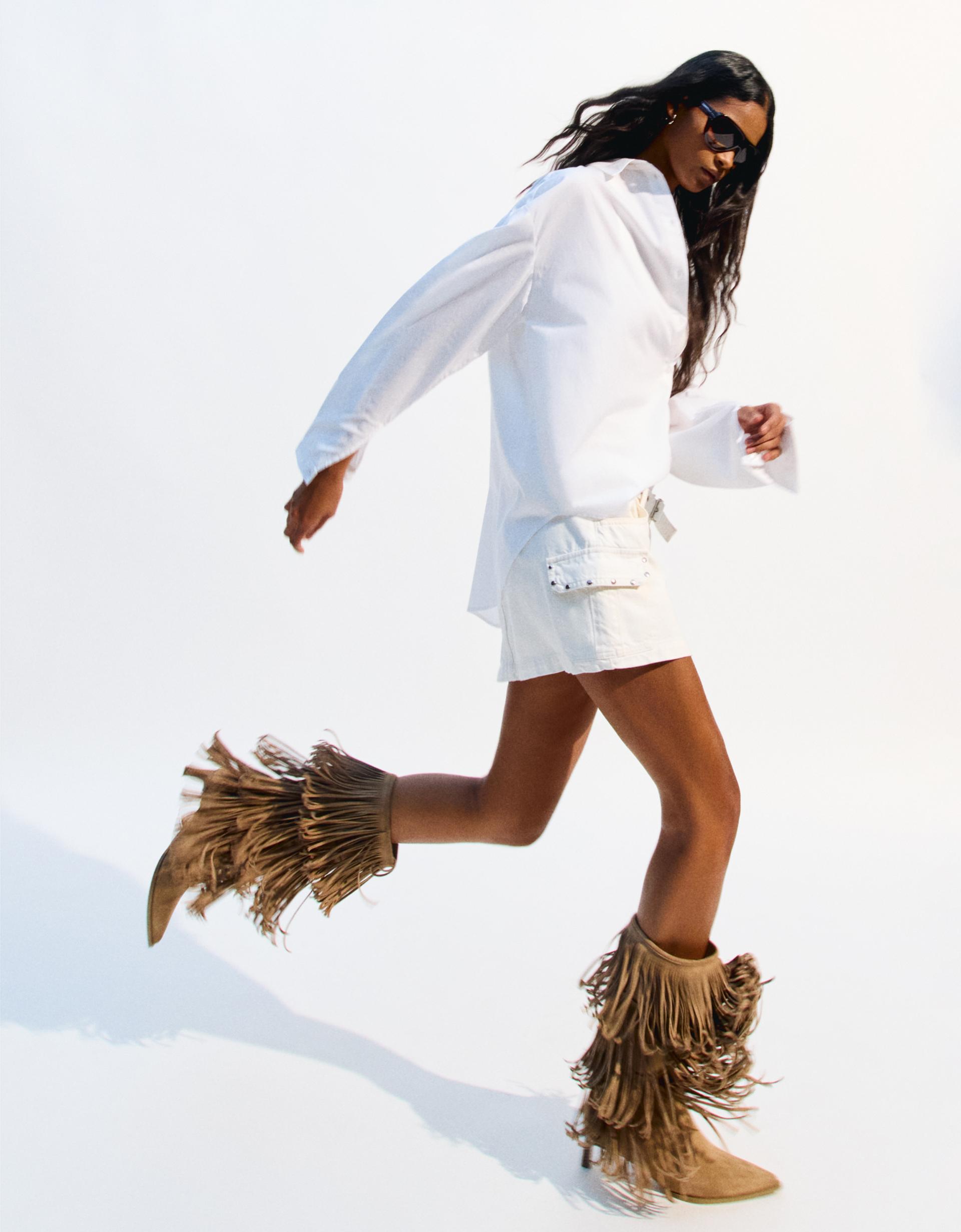 Kitten-heel boots with fringing