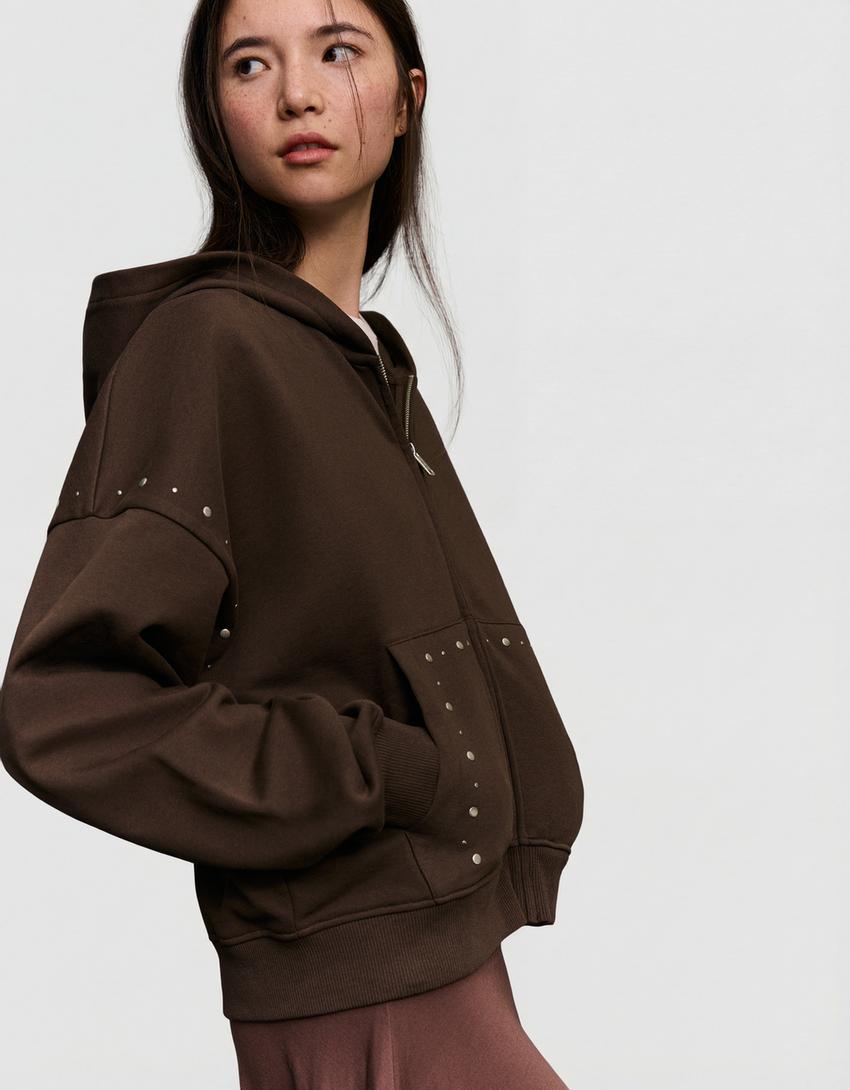 Hoodie med dragkedja och nitar-Brun