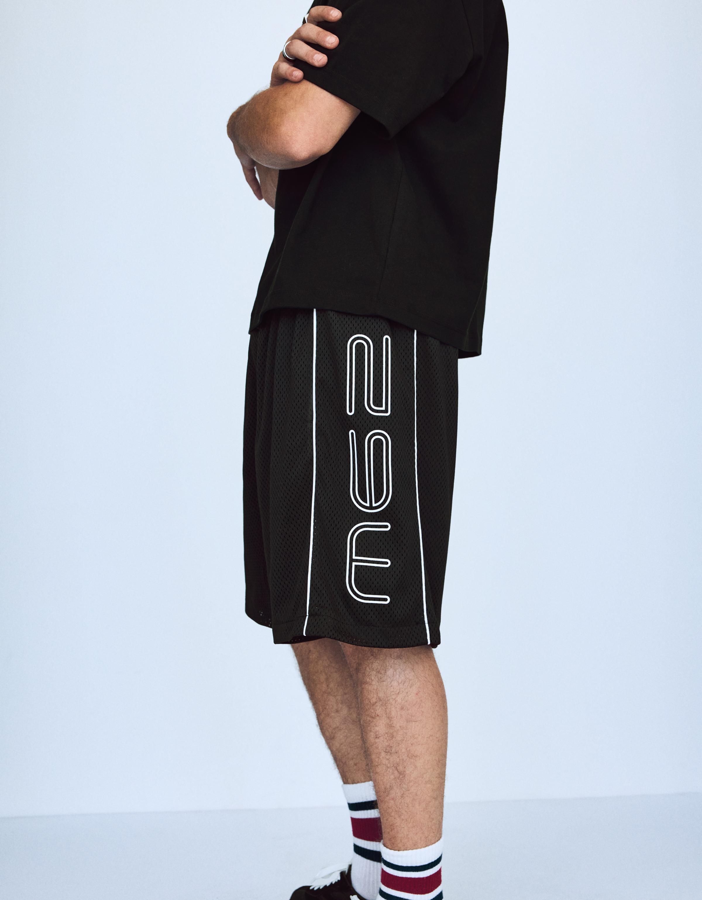 Contrast print mesh Bermuda shorts — Black