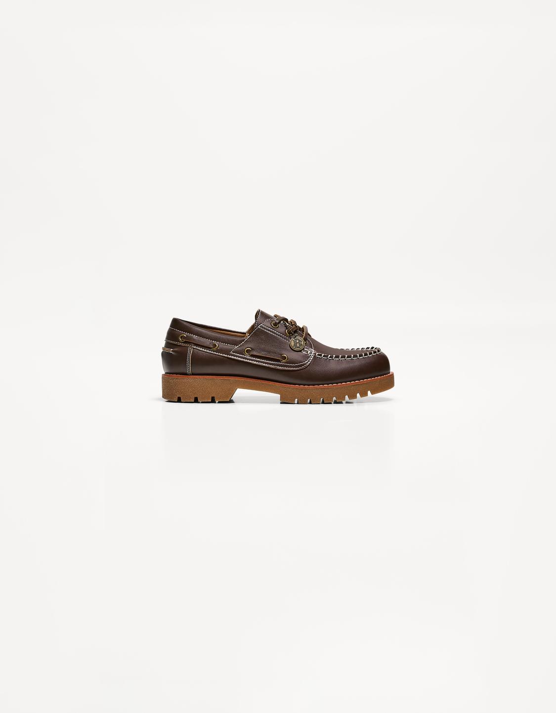 Deck shoes with moc toe