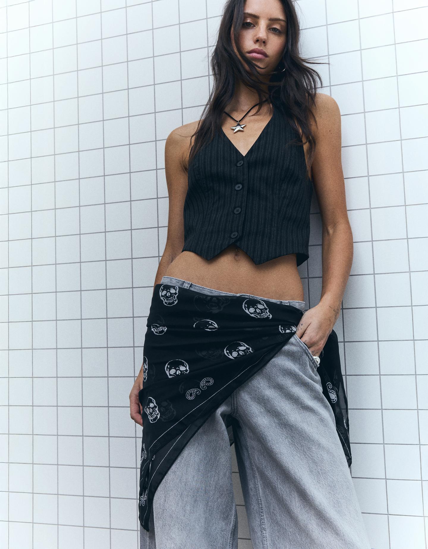 Bershka chusta z nadrukiem czarny