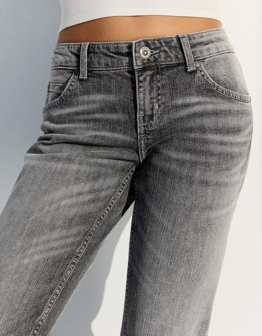 Jeansy o kroju bootcut slim z niskim stanem-Szary