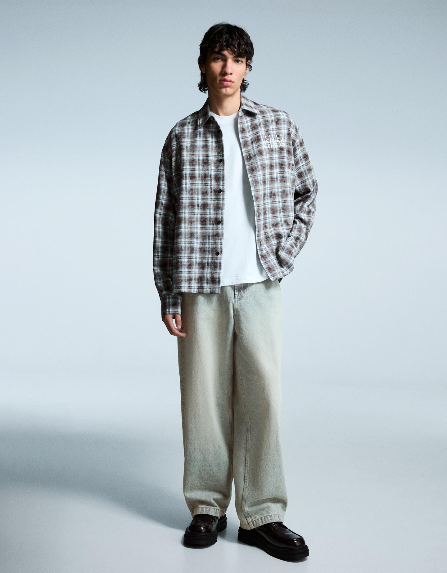 Bershka jeansy o kroju super baggy wyblakły niebieski