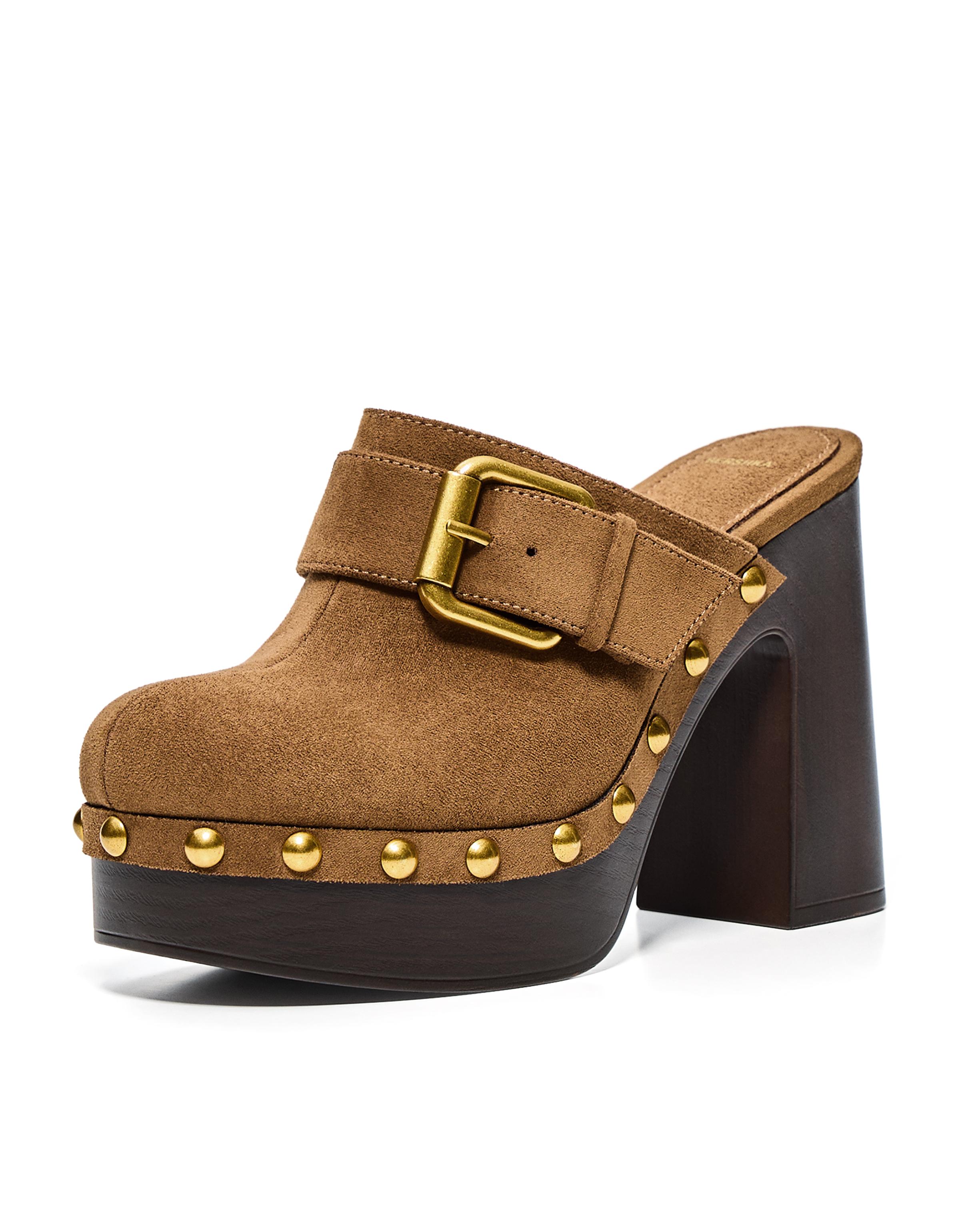 Buckle clogs