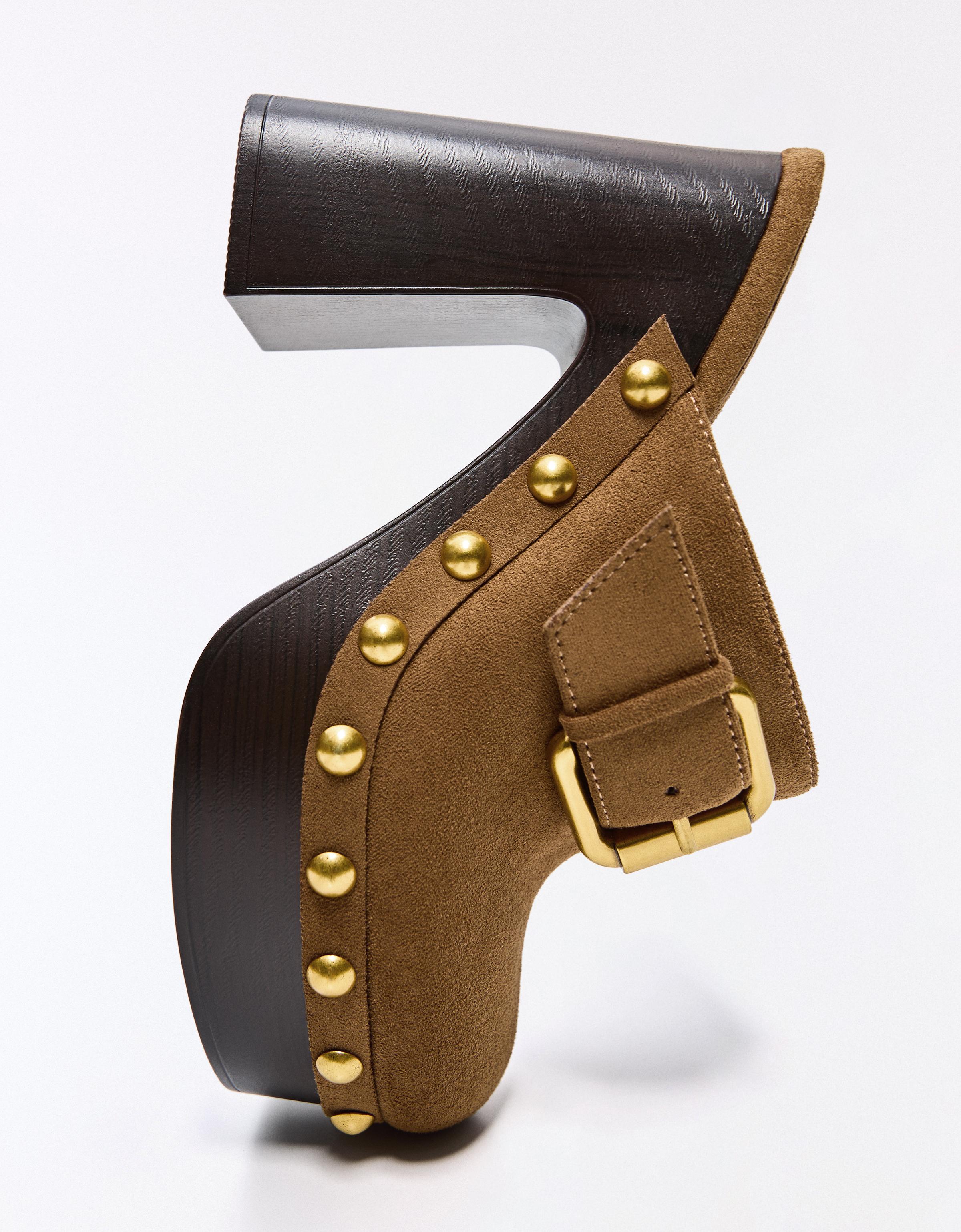 Buckle clogs