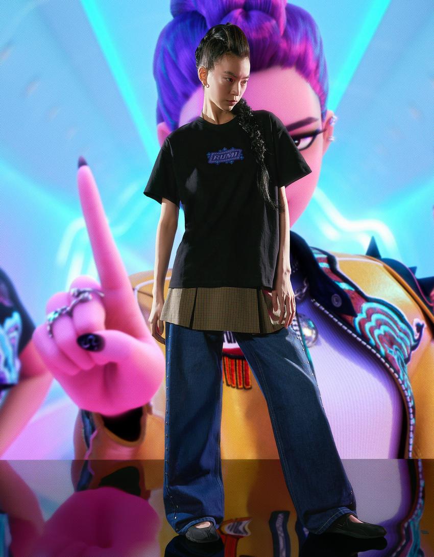 Camiseta KPop Demon Hunters Huntr/x manga corta print-Negro