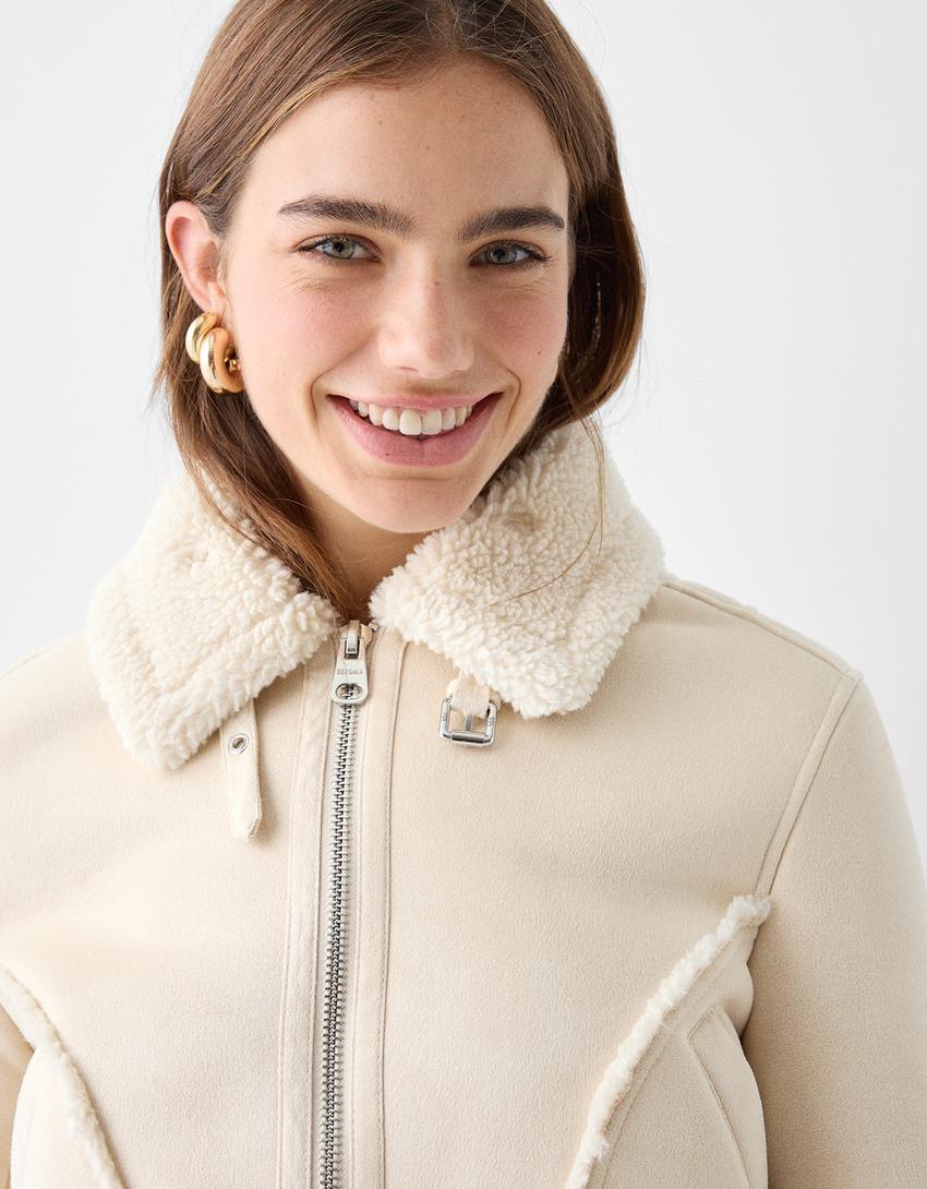 Късо яке от изкуствен велур с контрастна вътрешност-Екрю-2