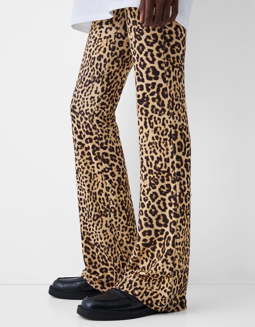Calças flare com estampado animal print-Marrom-5