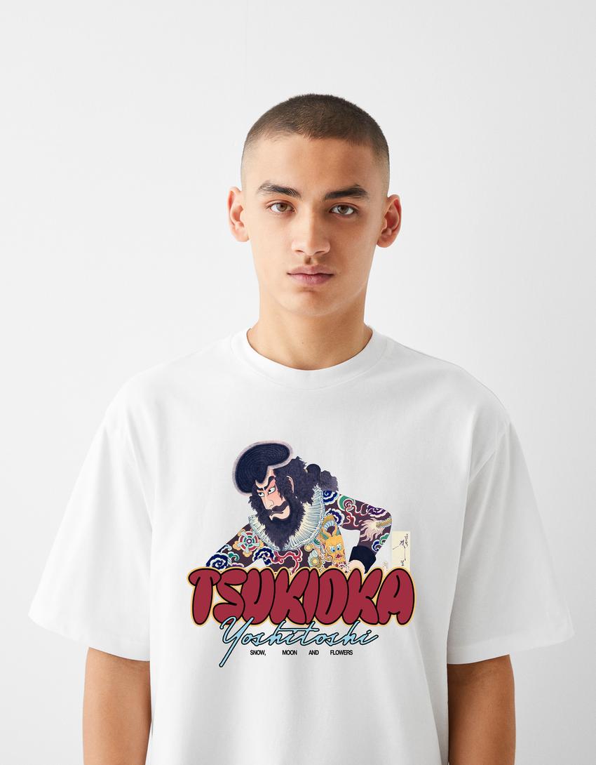 T-shirt Tsukioka Yoshitoshi de manga curta cropped-Branco-3