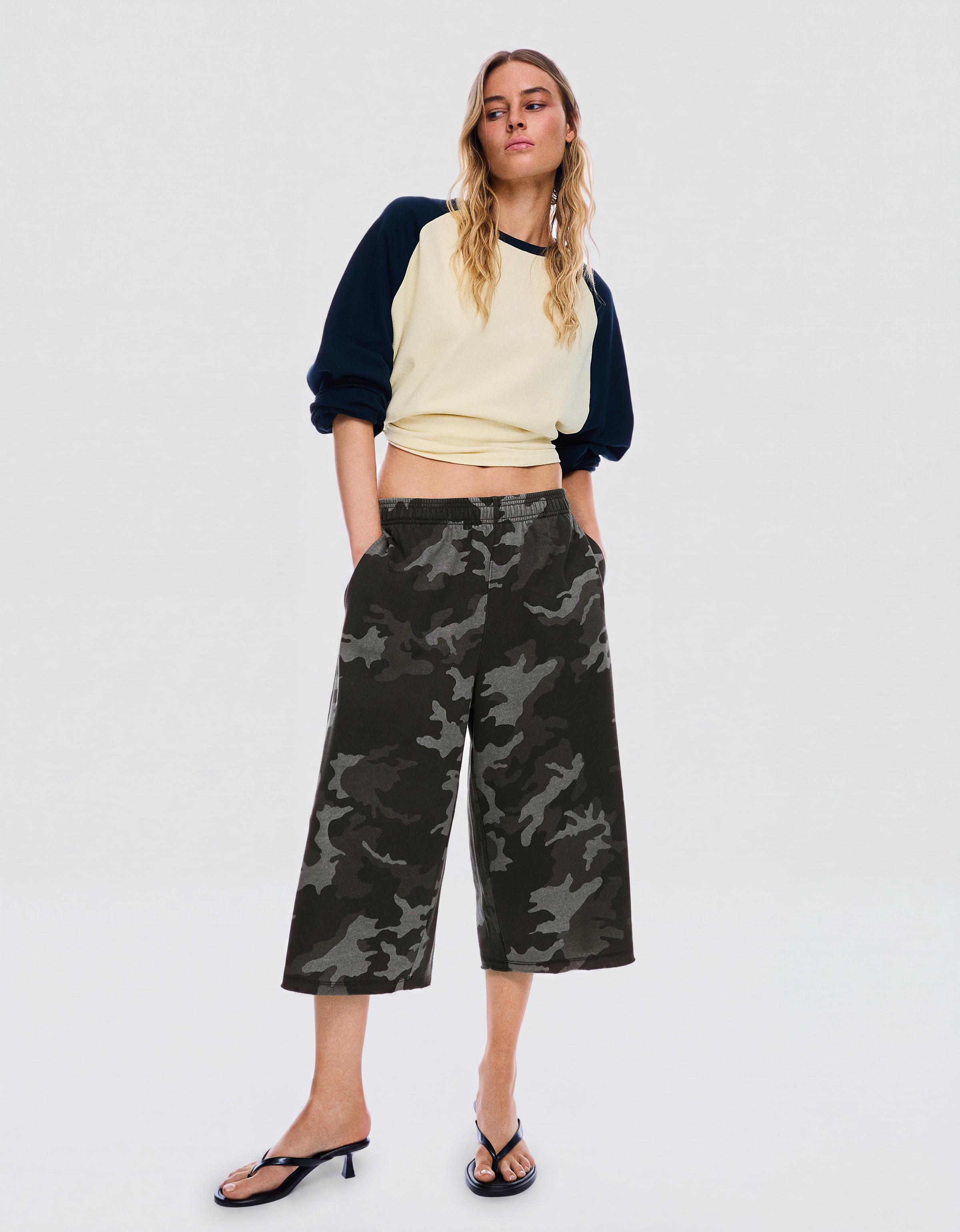 Long plush Bermuda shorts with print — Dark grey