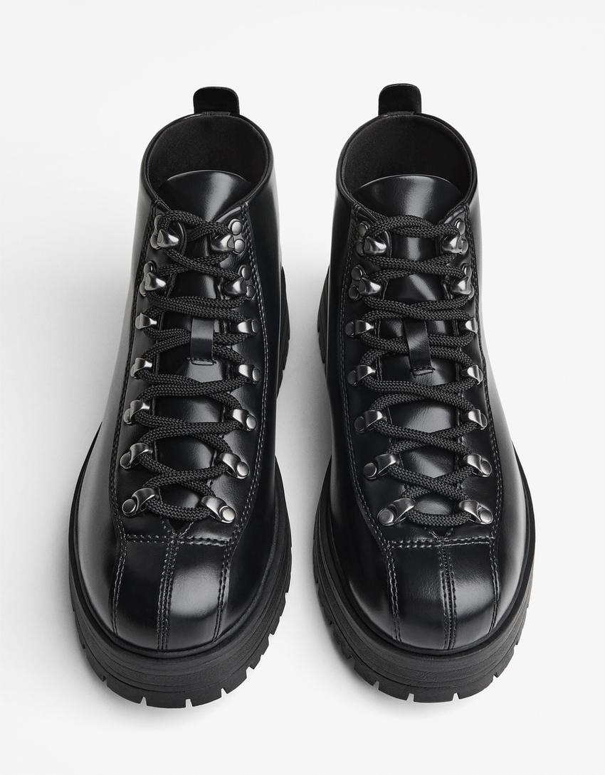 Bota detalhes metálicos-Preto