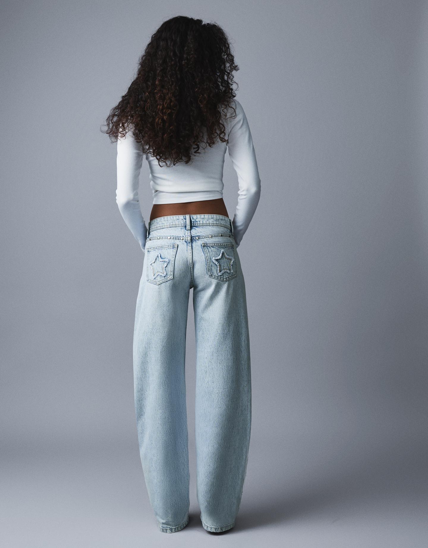 Bershka jeansy o kroju baggy z ćwiekami i gwiazdami jasnoniebieski