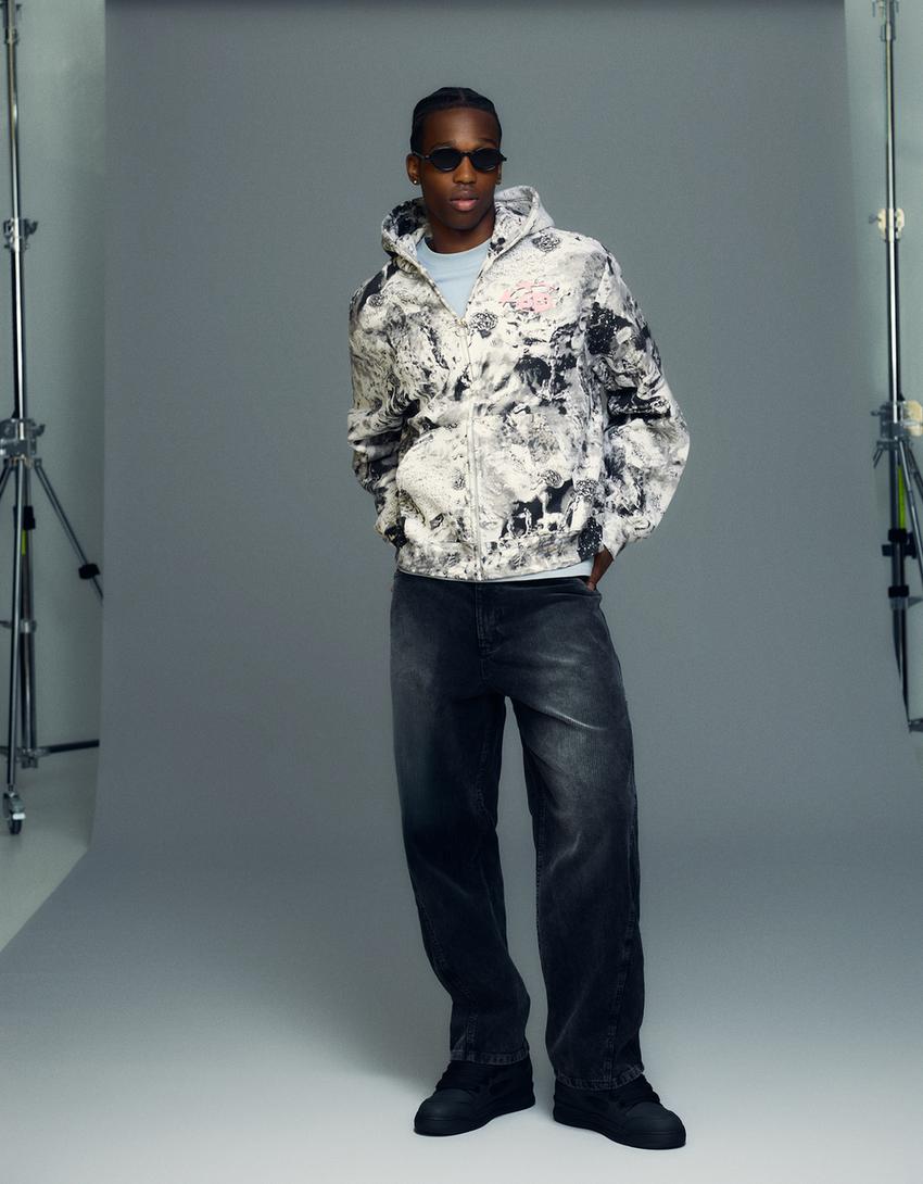 Kurtka o krótszym kroju z kapturem i nadrukiem-Szary